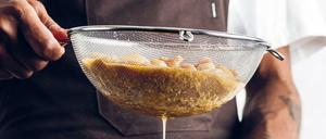 Das weltberühmte Restaurant „Noma“ verrät Geheimnisse der Fermentation, etwa die Weißwein-Alternative: süßes Zitrus-Koji-Wasser, den Extrakt eines eingelegten Pilzes, um etwa Fisch oder Gemüse darin zu garen.