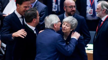 EU-Kommissionschef Jean-Claude Juncker begrüßt die britische Regierungschefin Theresa May beim EU-Gipfel in Brüssel.