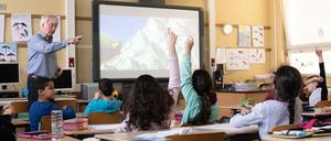 Beim Bilderbuchkino werden hochwertige Bücher auf eine Leinwand projiziert und interaktiv erzählt.