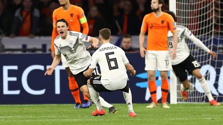 Der Moment nach dem Siegtor: Nico Schulz (l.) jubelt über seinen Treffer.