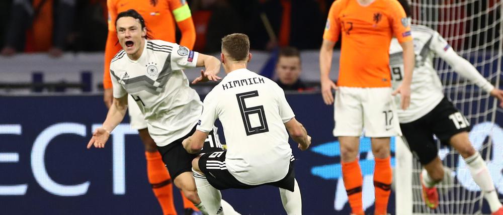 Der Moment nach dem Siegtor: Nico Schulz (l.) jubelt über seinen Treffer.