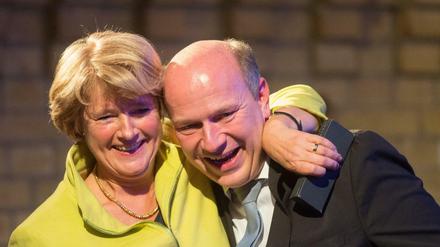 02.12.2016, Berlin: Kulturstaatssekretärin Monika Grütters umarmt in der Kulturbrauerei den damaligen Generalsekretär der Berliner CDU, Kai Wegner. (zu "Grütters will um Landesvorsitz kämpfen") Foto: Klaus-Dietmar Gabbert/dpa +++ dpa-Bildfunk +++