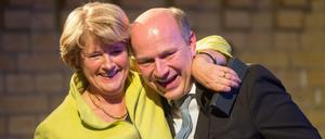 02.12.2016, Berlin: Kulturstaatssekretärin Monika Grütters umarmt in der Kulturbrauerei den damaligen Generalsekretär der Berliner CDU, Kai Wegner. (zu "Grütters will um Landesvorsitz kämpfen") Foto: Klaus-Dietmar Gabbert/dpa +++ dpa-Bildfunk +++