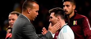 Respekt: Venezuelas Nationaltrainer Rafael Dudamel mit Lionel Messi nach dem Länderspiel gegen Argentinien.
