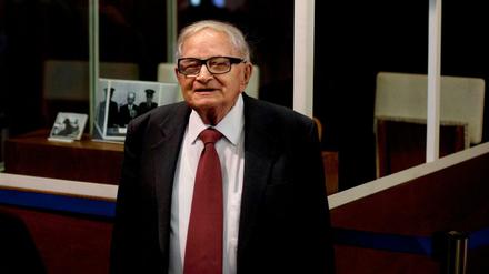 Rafi Eitan steht neben einer Vitrine während der Eröffnung einer Ausstellung über Eichmanns Gefangennahme in der Knesset. Der Mossad-Agent ist am Samstag gestorben. 