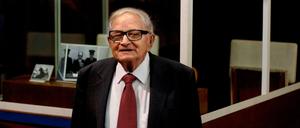 Rafi Eitan steht neben einer Vitrine während der Eröffnung einer Ausstellung über Eichmanns Gefangennahme in der Knesset. Der Mossad-Agent ist am Samstag gestorben.