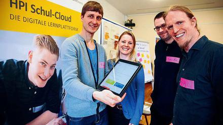 Lehrende, unter ihnen Franciskus Van den Berghe (3.v.l.) aus Lingen, tauschen bei einem Cloud-Treffen Erfahrungen aus.
