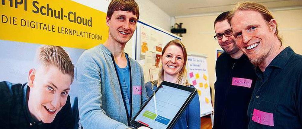 Lehrende, unter ihnen Franciskus Van den Berghe (3.v.l.) aus Lingen, tauschen bei einem Cloud-Treffen Erfahrungen aus.