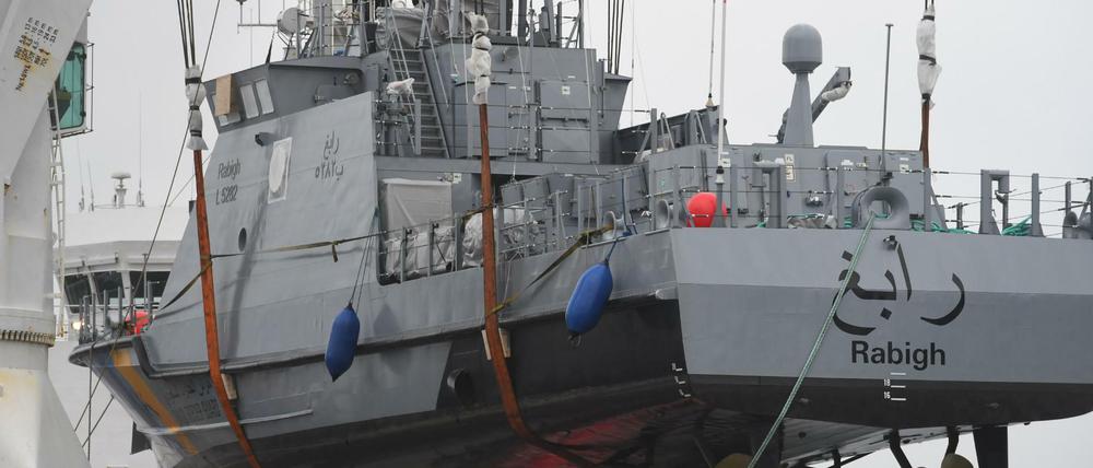 Ein Küstenschutzboot für Saudi-Arabien wird im Hafen von Mukran bei Sassnitz (Mecklenburg-Vorpommern) auf ein Transportschiff verladen (Archivbild).