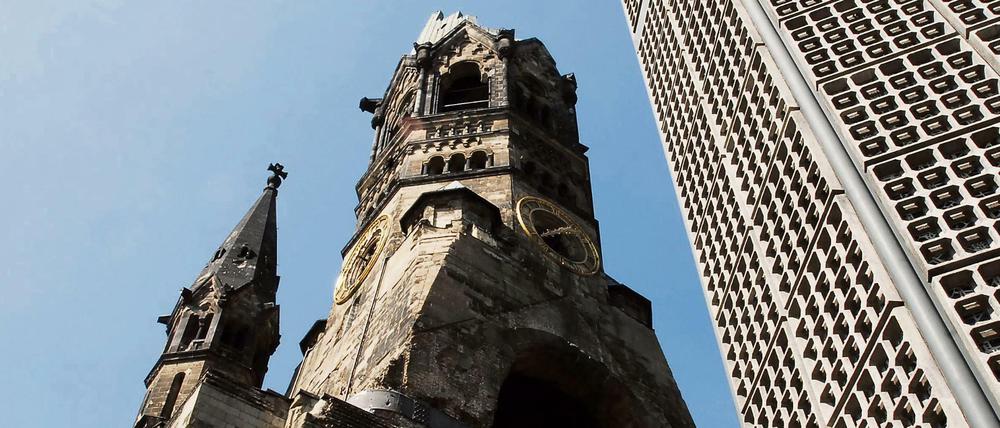 Kaiser-Wilhelm-Gedächtniskirche auf dem Breitscheidplatz in Berlin, von unten steil nach oben gesehen.