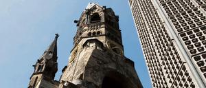 Kaiser-Wilhelm-Gedächtniskirche auf dem Breitscheidplatz in Berlin, von unten steil nach oben gesehen.