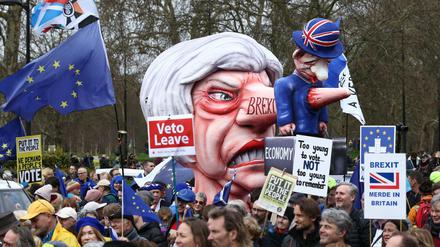 23.03.2019, Großbritannien, London: Teilnehmer einer Demonstration unter dem Motto "Put it to the People" ziehen einen Wagen des Düsseldorfer Rosenmontagszuges mit einer Figur, die der britischen Premierministerin ähnelt. Die Anti-Brexit-Aktivisten der Organisation "People&amp;apos;s Vote" fordern eine erneute Volksabstimmung. Foto: Yui Mok/PA Wire/dpa +++ dpa-Bildfunk +++
