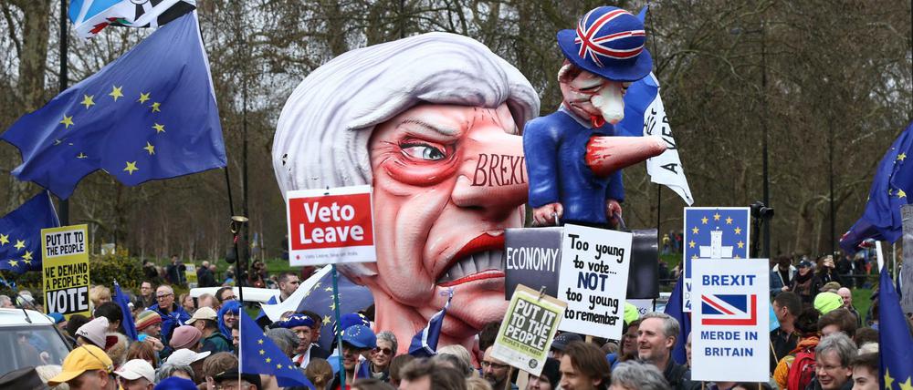 23.03.2019, Großbritannien, London: Teilnehmer einer Demonstration unter dem Motto "Put it to the People" ziehen einen Wagen des Düsseldorfer Rosenmontagszuges mit einer Figur, die der britischen Premierministerin ähnelt. Die Anti-Brexit-Aktivisten der Organisation "People's Vote" fordern eine erneute Volksabstimmung. Foto: Yui Mok/PA Wire/dpa +++ dpa-Bildfunk +++