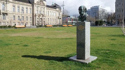 Nach dem Freiherr benannt: Der Steinplatz liegt gegenüber dem Hauptgebäude der Universität der Künste (links). 
