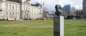 Nach dem Freiherr benannt: Der Steinplatz liegt gegenüber dem Hauptgebäude der Universität der Künste (links). 