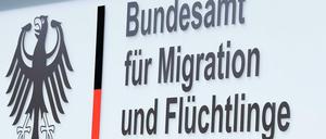 Der Chef des Bundesamt für Migration und Flüchtlinge Hans-Eckhard Sommer fordert Strafen.