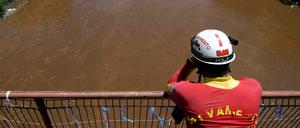 Ein Retter bei einer Gedenkveranstaltung für die Opfer der Katastrophe im Januar
