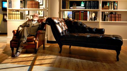 Wohnt eine Seele in allen Dingen. Sigmund Freud als Wachsfigur in "Madame Tussauds Berlin" - nebst berühmter Patientencouch.