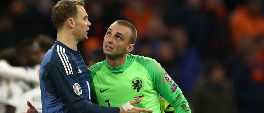 Torhüter unter sich. Jasper Cillessen (r.) und Manuel Neuer gratulieren sich nach dem Spiel gegenseitig zu einer starken Leistung.    