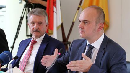 Brandenburgs Innenminister Karl-Heinz Schröter (links) rüstet die Behörde von Verfassungsschutzchef Frank Nürnberger (rechts) auf. 