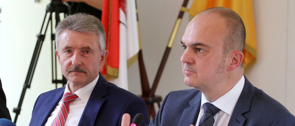 Brandenburgs Innenminister Karl-Heinz Schröter (links) rüstet die Behörde von Verfassungsschutzchef Frank Nürnberger (rechts) auf. 
