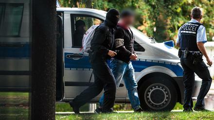 Ein mutmaßlicher Rechtsterrorist der Gruppierung „Revolution Chemnitz“ wird abgeführt.