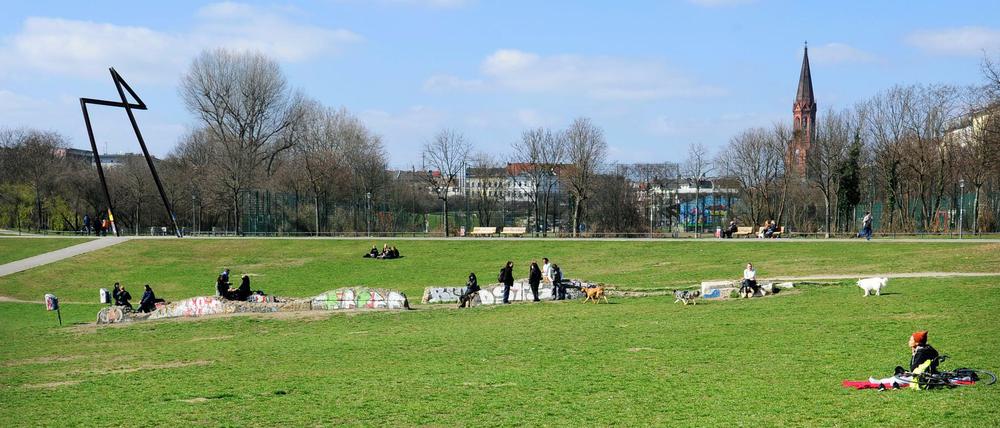 Trotz des Frühlingswetters kam es im Görlitzer Park in Berlin-Kreuzberg zu Auseinandersetzungen unter jungen Männern.