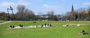Trotz des Frühlingswetters kam es im Görlitzer Park in Berlin-Kreuzberg zu Auseinandersetzungen unter jungen Männern.