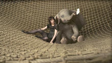 Akrobatin Colette Marchant (Eva Green) mit dem kleinen Elefanten Dumbo.