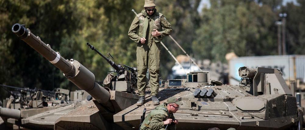Auf den Ernstfall vorbereiten. Israel zieht an der Grenze zu Gaza Panzerverbände zusammen.