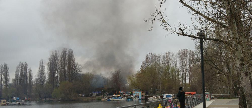 Brand in der Kynaststraße in Lichtenberg. Die Feuerwehr musste ausrücken.