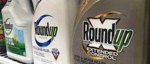 Behälter mit dem Unkrautvernichter Roundup stehen in einem Verkaufsregal