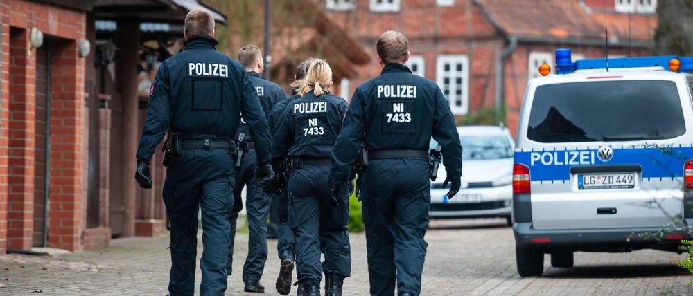 Polizisten bei einer Razzia wegen des Verdachts des banden- und gewerbsmäßigen Betrugs in Wriedel in Niedersachsen.