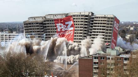Das als "Weißer Riese" bekannte Hochhaus in Duisburg fällt in sich zusammen