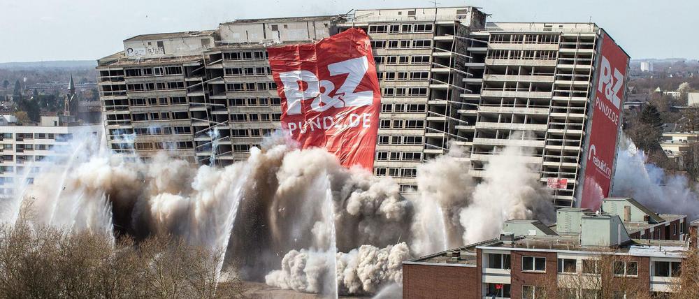Das als "Weißer Riese" bekannte Hochhaus in Duisburg fällt in sich zusammen