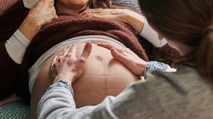 ARCHIV - 17.04.2021, Berlin: Eine Hebamme tastet in ihrer Praxis den Bauch einer schwangeren Frau ab. Mit der Akademisierung der Hebammen-Ausbildung sind die Bewerbungen an den Hochschulen in Nordrhein-Westfalen enorm hoch. (zu dpa "NRW-Verband: Ansturm auf Hebammen-Studiengang") Foto: Annette Riedl/dpa +++ dpa-Bildfunk +++