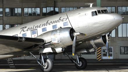 Eine Douglas DC-3, besser bekannt als Rosinenbomber, im Oktober 2008 in Tempelhof. Zum Jubiläum könnten die legendären Rosinenbomber zurückkehren. 