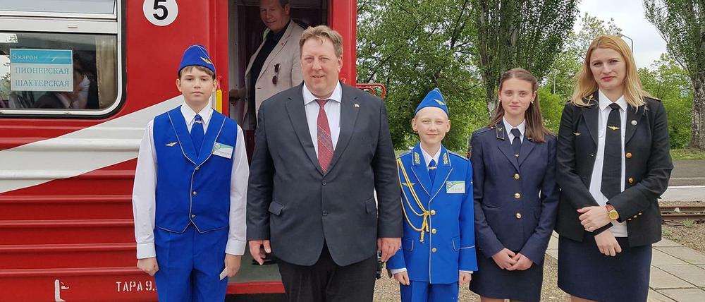 Auf politischer Mission in Donezk: Gunnar Lindemann (zweiter von links).
