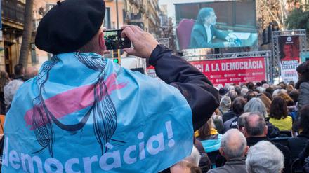 Spanien, Barcelona: Hunderte verfolgen den Prozess bei einem organisierten Public Viewing in Spaniens Hauptstadt. 