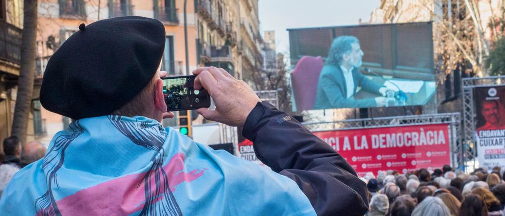 Spanien, Barcelona: Hunderte verfolgen den Prozess bei einem organisierten Public Viewing in Spaniens Hauptstadt.