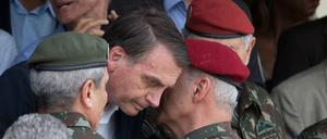 Brasiliens Staatschef Jair Bolsonaro spricht mit General Luiz Eduardo Ramos Baptista Pereira. 