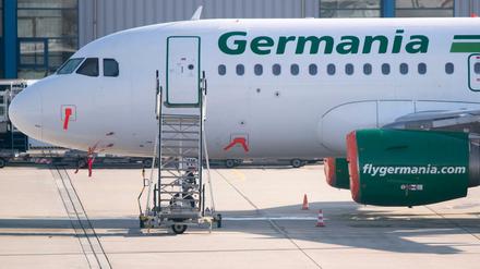 Ein abgestellter Flieger der insolventen Airline Germania steht auf einer Parkposition des Flughafens Rostock-Laage. 