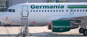 Ein abgestellter Flieger der insolventen Airline Germania steht auf einer Parkposition des Flughafens Rostock-Laage.