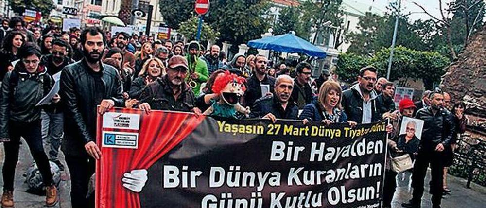 Kundgebung der Theaterplattform Kadiköy. Auf dem Transparent steht: „Tag des Theaters: Wir errichten eine Welt aus einem Traum“