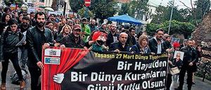 Kundgebung der Theaterplattform Kadiköy. Auf dem Transparent steht: „Tag des Theaters: Wir errichten eine Welt aus einem Traum“