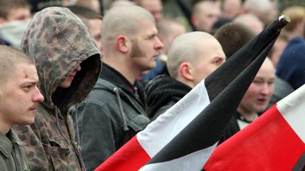 Teilnehmer eines Neonazi-Aufmarsches im brandenburgischen Halbe (Archivbild vom (11.03.2006)