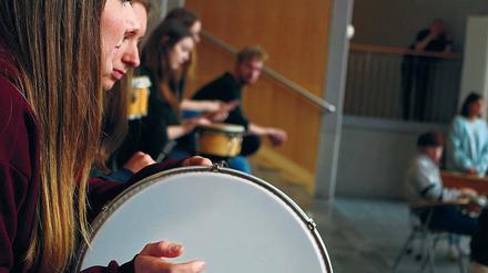 Der Kurs „Musik-Ensemble“ des Wilmersdorfer Friedrich-Ebert-Gymnasiums bei der Arbeit an ihrem „Querklang“-Beitrag.