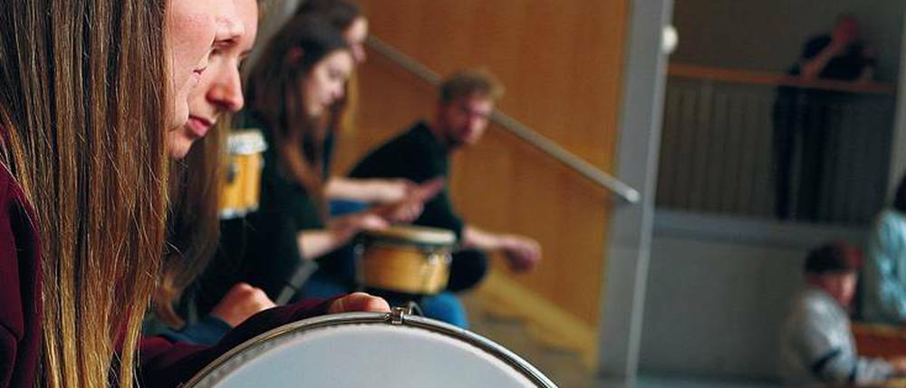 Der Kurs „Musik-Ensemble“ des Wilmersdorfer Friedrich-Ebert-Gymnasiums bei der Arbeit an ihrem „Querklang“-Beitrag. 