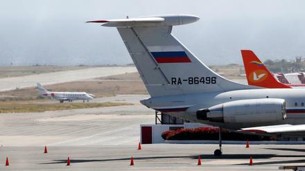 Eine russische IL-62 steht auf dem Flugplatz von Caracas.