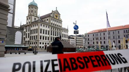 Polizisten sperren den Rathausplatz in Augsburg. Der Verwaltungssitz wurde nach einer Drohung evakuiert. 